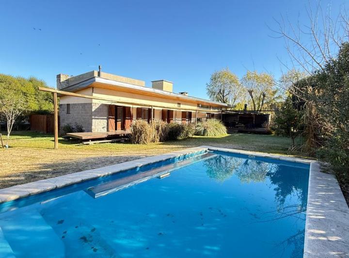 Casa · 130m² · 5 Ambientes · 4 Cocheras