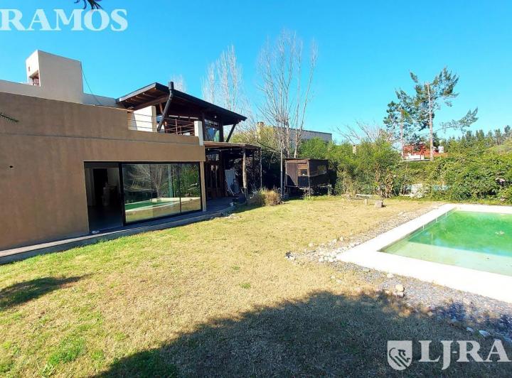 Casa · 210m² · 6 Ambientes · 1 Cochera