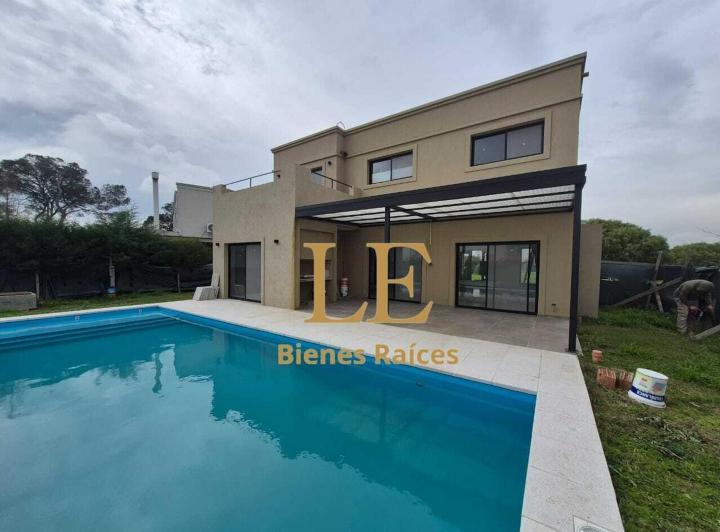 Casa · 220m² · 4 Ambientes · 2 Cocheras
