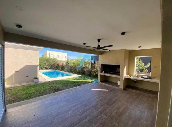 Casa · 120m² · 4 Ambientes · 3 Cocheras