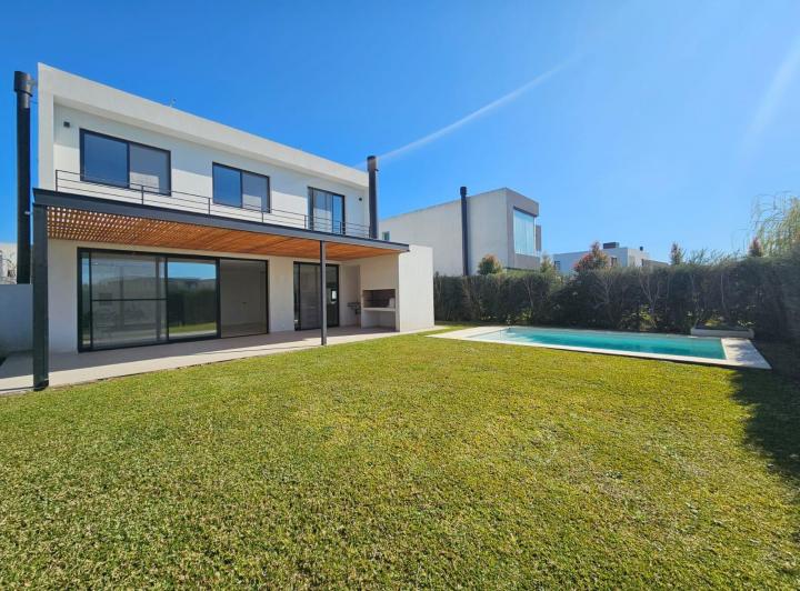 Casa · 28m² · 6 Ambientes · 5 Cocheras