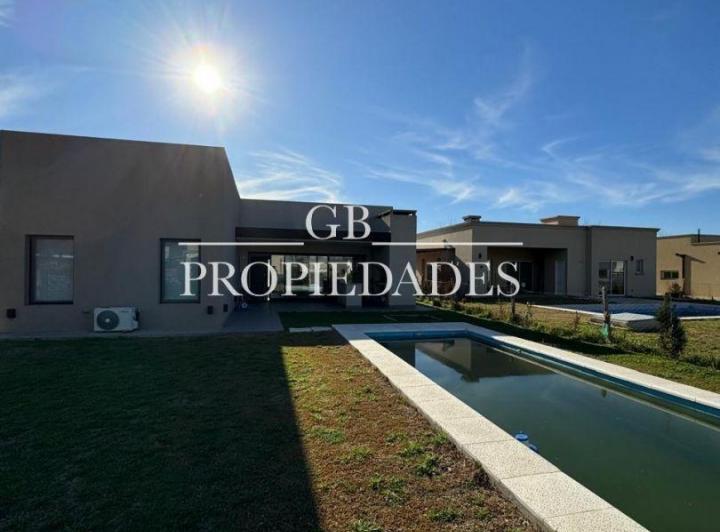 Casa · 140m² · 4 Ambientes · 2 Cocheras
