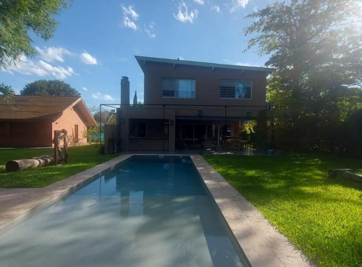 Casa · 180m² · 5 Ambientes · 2 Cocheras
