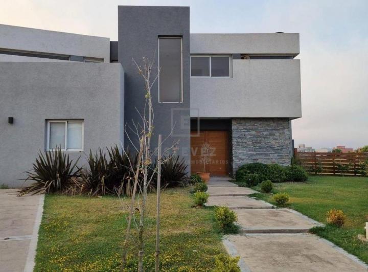 Casa · 240m² · 5 Ambientes · 2 Cocheras