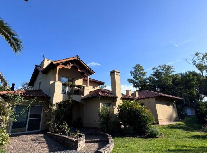 Casa · 200m² · 5 Ambientes · 4 Cocheras