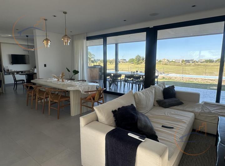 Casa · 240m² · 5 Ambientes · 2 Cocheras