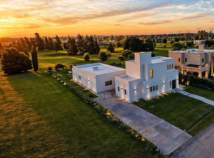 Casa · 249m² · 5 Ambientes · 4 Cocheras
