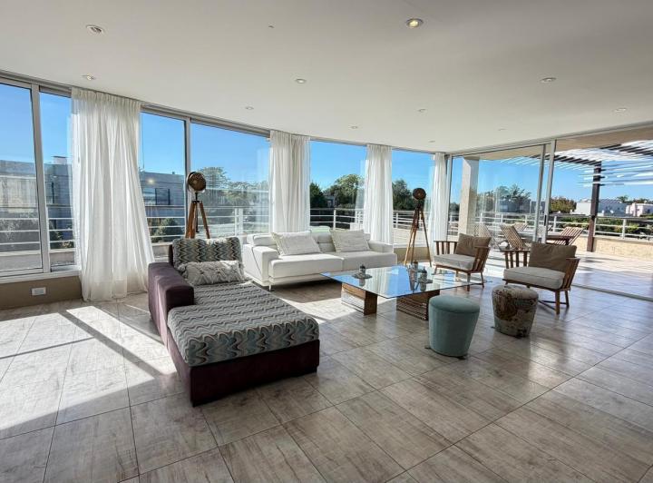 Casa · 286m² · 5 Ambientes · 6 Cocheras