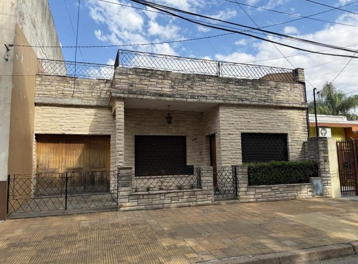 Casa · 85m² · 4 Ambientes · 6 Cocheras