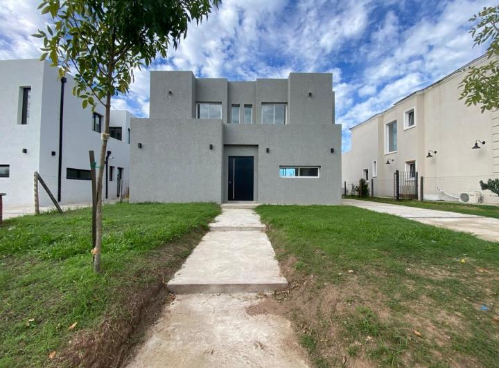 Casa · 495m² · 5 Ambientes · 2 Cocheras