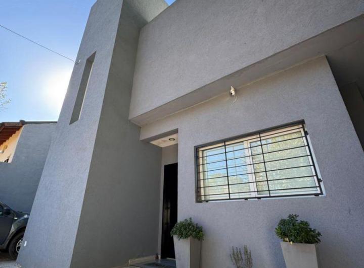 Casa · 198m² · 5 Ambientes · 2 Cocheras