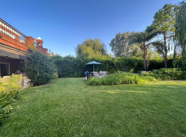 Casa · 320m² · 5 Ambientes · 4 Cocheras