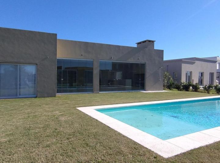 Casa · 205m² · 5 Ambientes · 4 Cocheras
