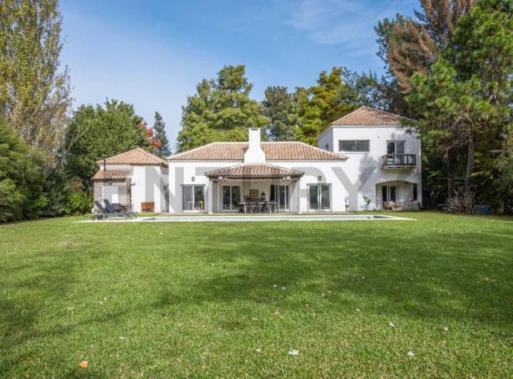 Casa · 273m² · 5 Ambientes · 4 Cocheras