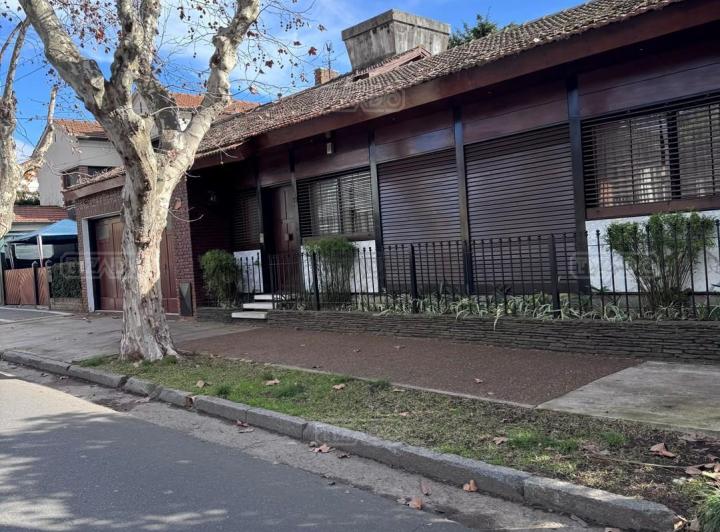 Casa · 242m² · 4 Ambientes · 1 Cochera
