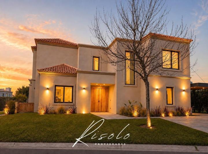Casa · 286m² · 6 Ambientes · 2 Cocheras
