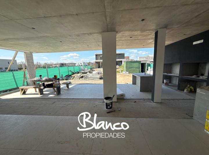 Casa · 292m² · 5 Ambientes · 1 Cochera