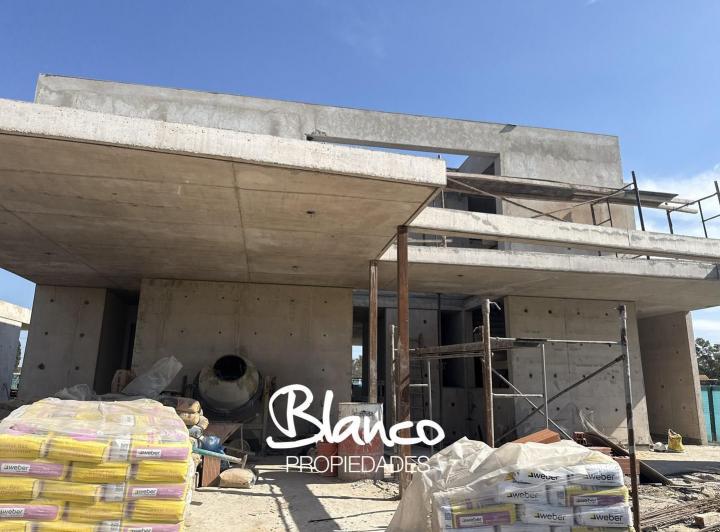 Casa · 251m² · 5 Ambientes · 1 Cochera