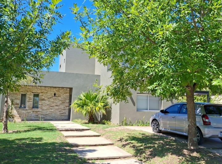 Casa · 172m² · 5 Ambientes · 4 Cocheras