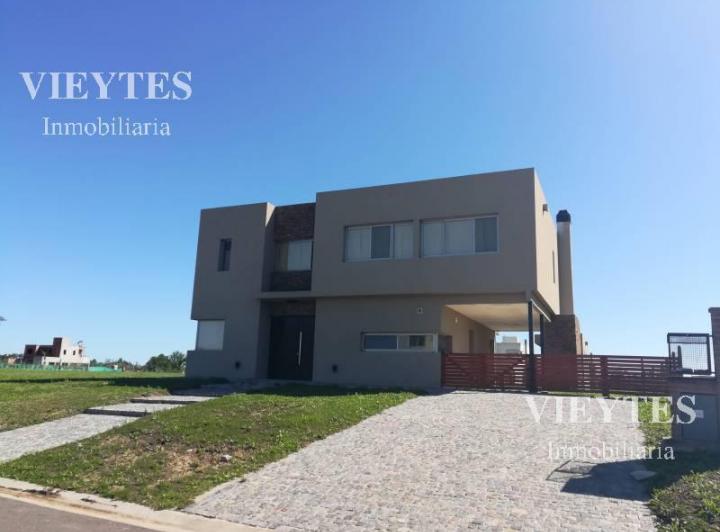 Casa · 200m² · 3 Dormitorios · 2 Cocheras