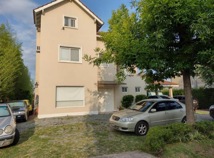 Casa · 178m² · 4 Ambientes · 1 Cochera