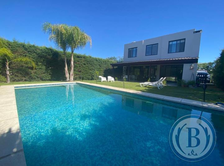 Casa · 180m² · 4 Ambientes · 2 Cocheras