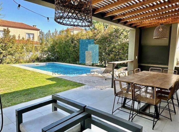 Casa · 204m² · 4 Ambientes · 2 Cocheras