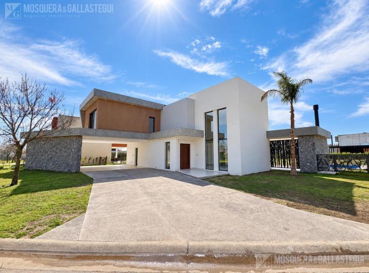 Casa · 334m² · 5 Ambientes · 6 Cocheras