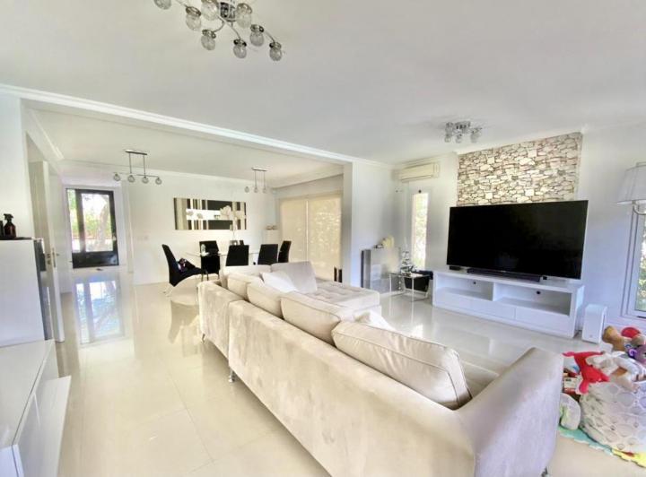Casa · 243m² · 4 Ambientes · 1 Cochera