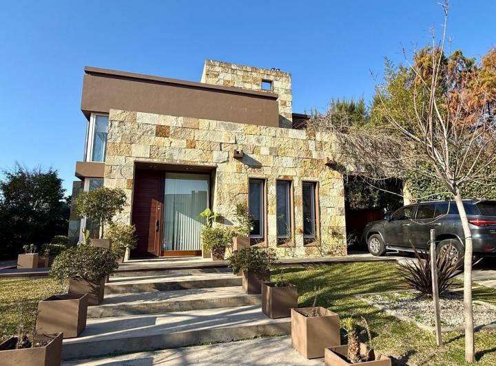 Casa · 251m² · 4 Ambientes · 1 Cochera