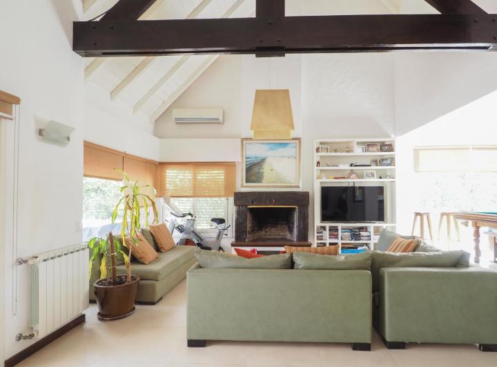 Casa · 200m² · 5 Ambientes · 2 Cocheras