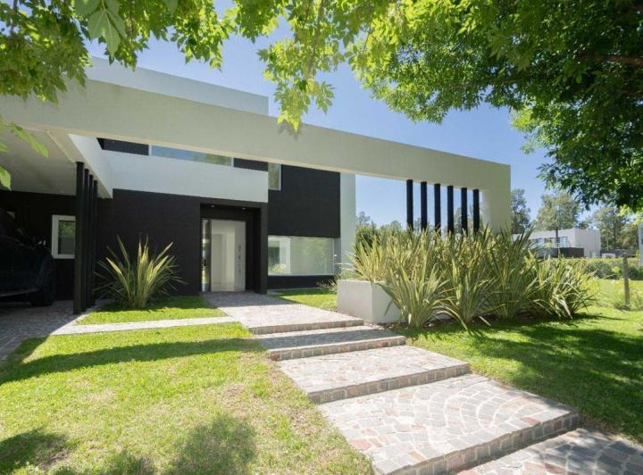 Casa · 225m² · 5 Ambientes · 2 Cocheras