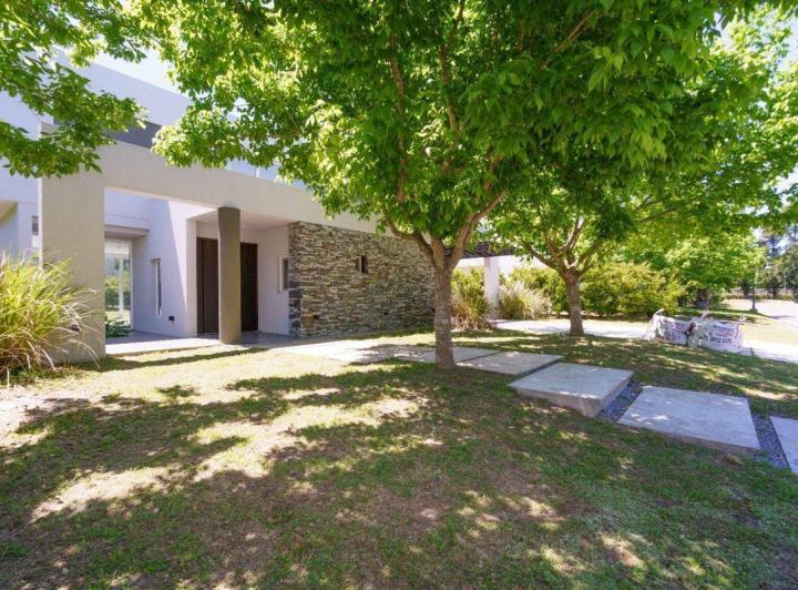 Casa · 209m² · 5 Ambientes · 2 Cocheras