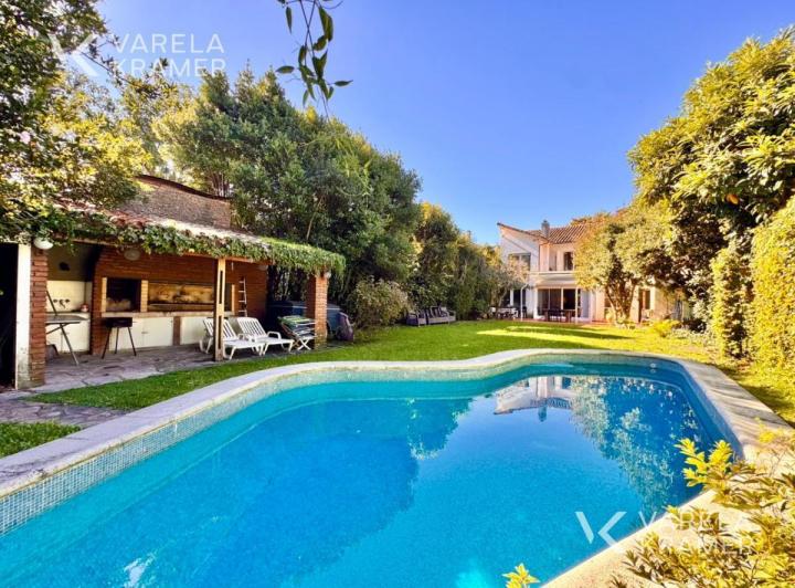 Casa · 317m² · 5 Ambientes · 3 Cocheras