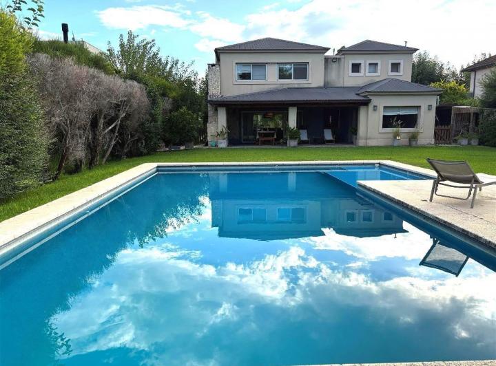Casa · 200m² · 4 Ambientes · 1 Cochera