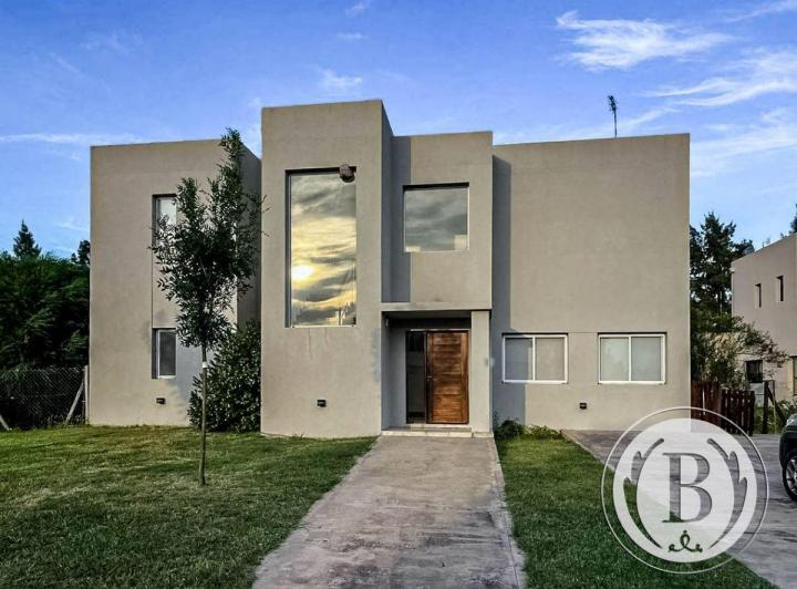 Casa · 220m² · 4 Ambientes · 2 Cocheras