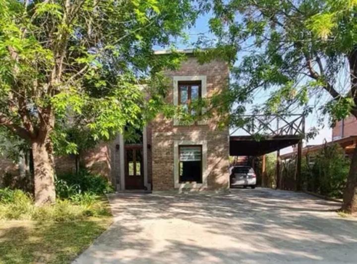 Casa · 240m² · 5 Ambientes · 2 Cocheras