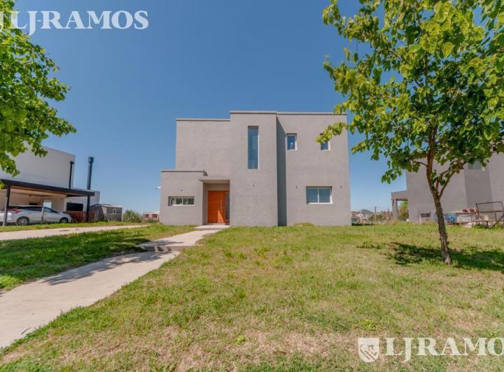 Casa · 175m² · 4 Ambientes · 3 Cocheras