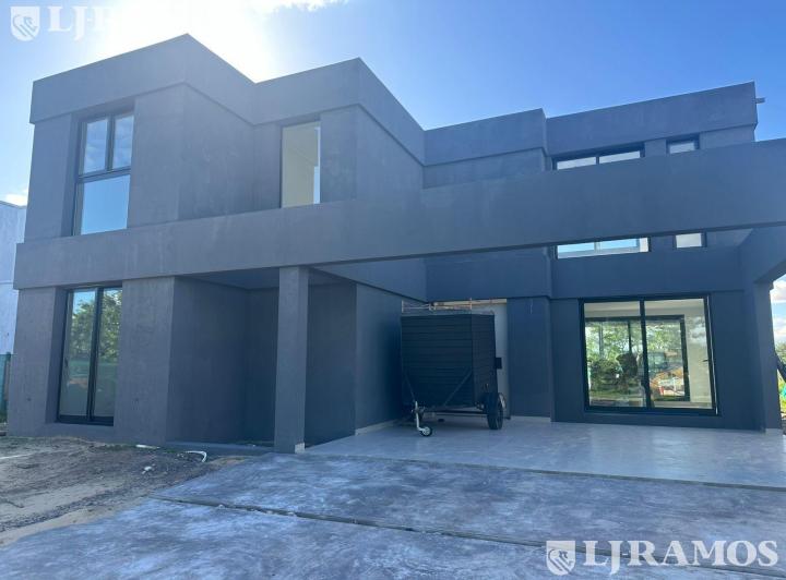 Casa · 180m² · 5 Ambientes