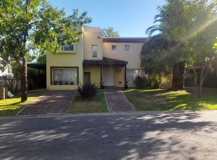 Casa · 200m² · 2 Cocheras