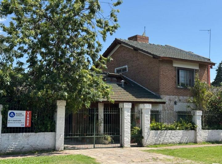 Casa · 180m² · 5 Ambientes · 3 Cocheras