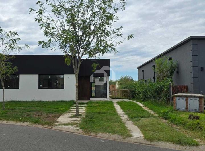 Casa · 140m² · 4 Ambientes · 2 Cocheras