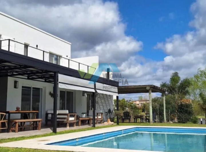 Casa · 209m² · 5 Ambientes · 2 Cocheras