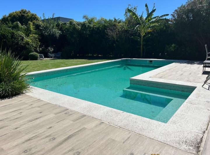 Casa · 233m² · 6 Ambientes · 3 Cocheras