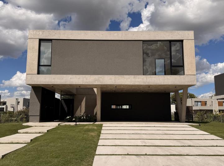 Casa · 277m² · 6 Ambientes · 4 Cocheras