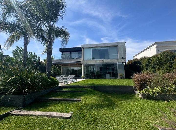 Casa · 310m² · 6 Ambientes