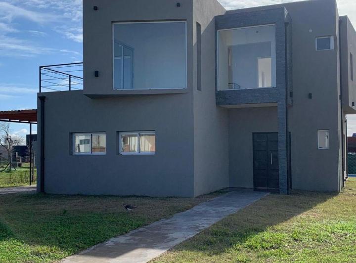 Casa · 200m² · 4 Ambientes · 2 Cocheras