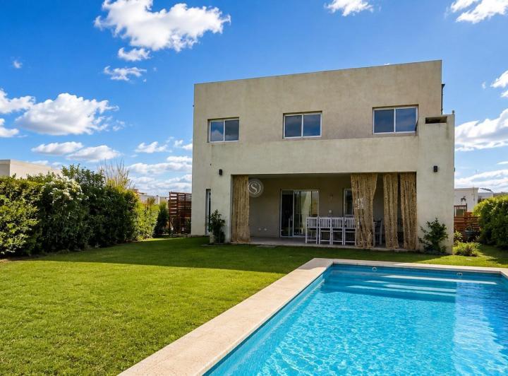 Casa · 141m² · 5 Ambientes · 2 Cocheras
