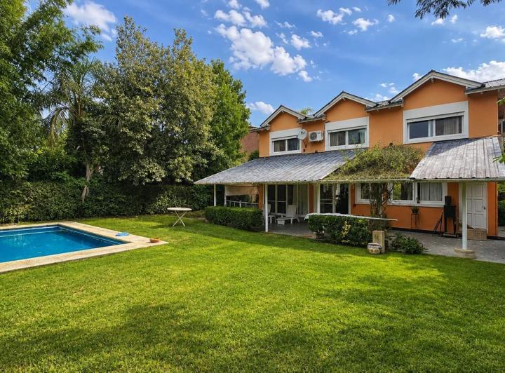Casa · 160m² · 4 Ambientes · 2 Cocheras