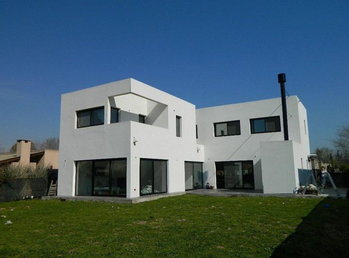 Casa · 216m² · 4 Ambientes · 2 Cocheras
